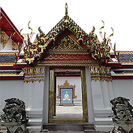 eine offene Tempeltür in der man eine offene Tempeltür sieht