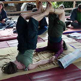 Paar bei einer Acroyoga Übung